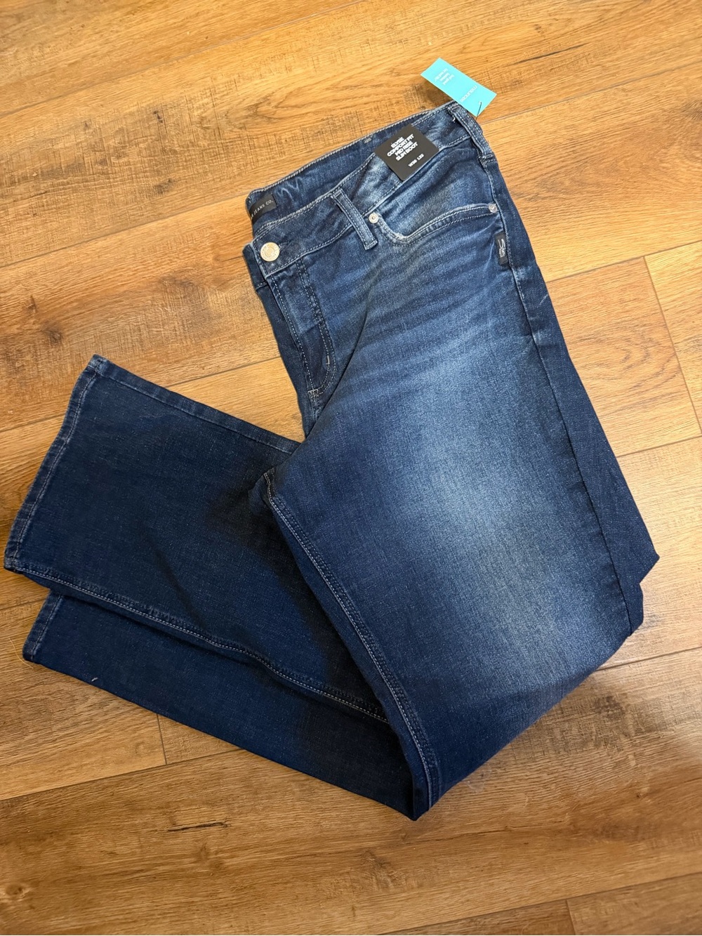 NWT Silver Women's Medium-Dark Blue boot cut  Leg Jeans. Size 36/33